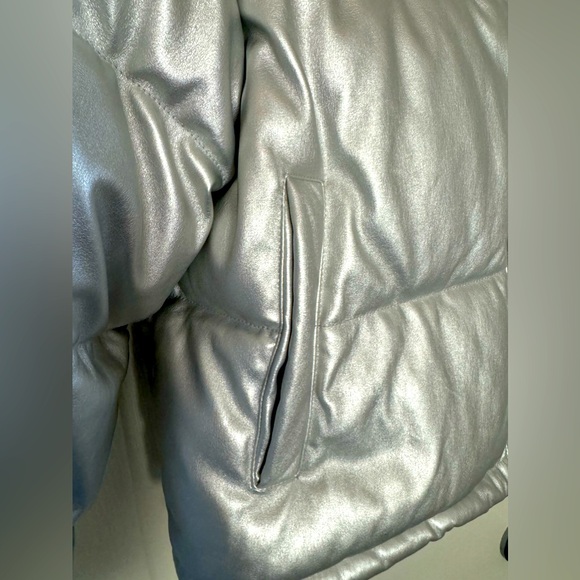 7 for all mankind silver puffer cropped jacket size Medium. - Picture 1 of 6